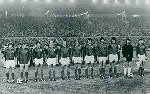 Vintage fotó, a Jugoszláv Nemzeti Futball csapat, a játékosok sorban állás előtt a nézők a stadion.
