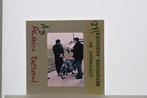 Diák fotó Alain Delon egy cigarettát, miközben öltözött, mint egy pap a Könnyű, Ott Lent!